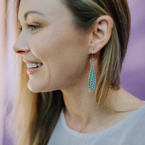 Midi Fishy earrings in Silver/Blue | Denzandco