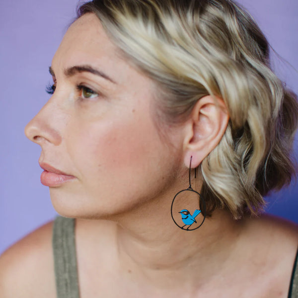 Midi Wren earrings in Blue/Black | Denzandco