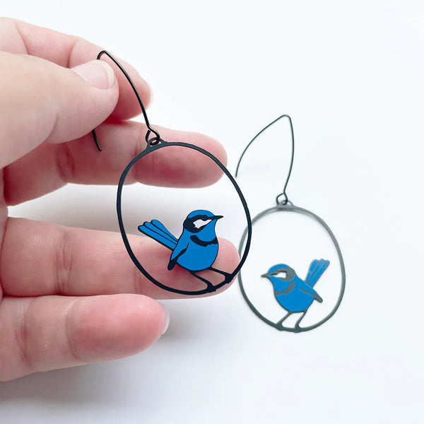 Midi Wren earrings in Blue/Black | Denzandco