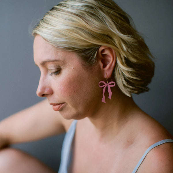 Midi Bow earrings in Ballerina Pink | Denzandco