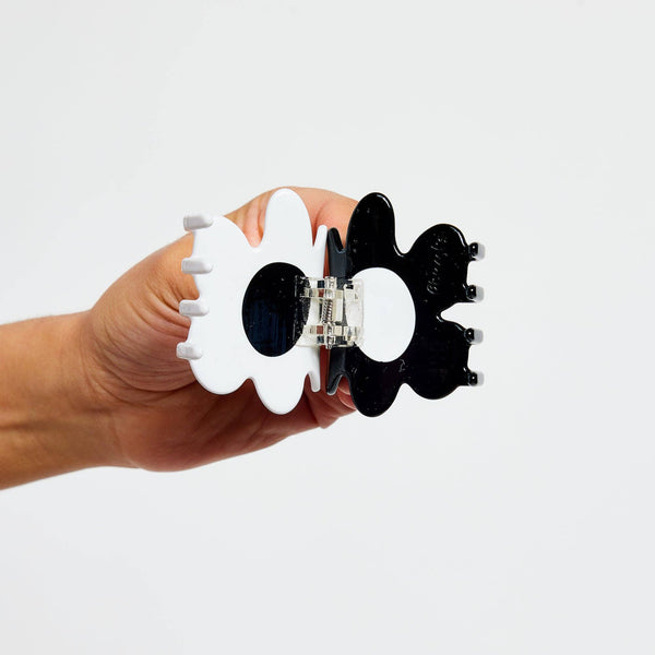 Flower Claw Black + White | Chunks