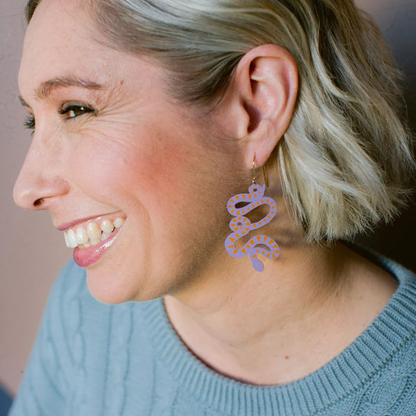 Snake earrings in Lilac/Rust | Denzandco