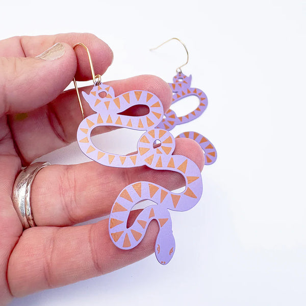 Snake earrings in Lilac/Rust | Denzandco